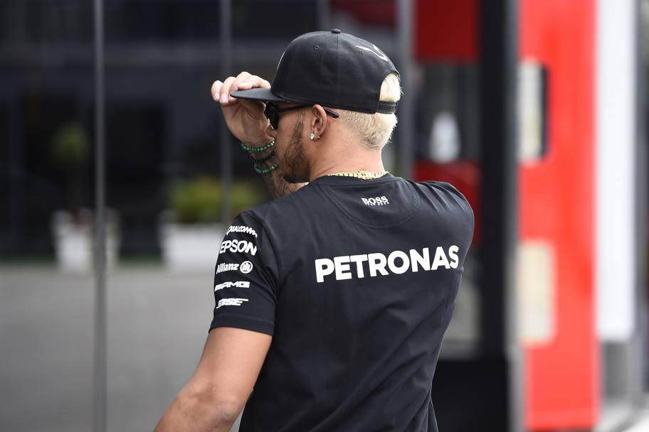 Colpo di scena a Monza: Lewis Hamilton si  presentato con un nuovissimo look biondo. A dir poco bizzarro... Colombo 